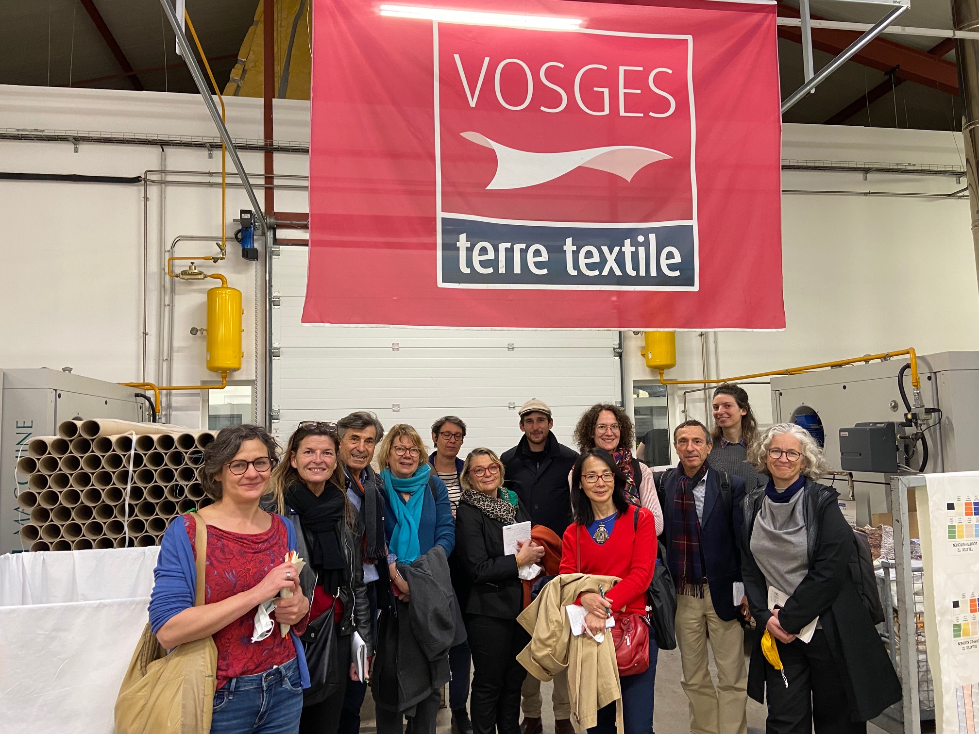 Les journalistes de l’AJPME sous la bannière du label Vosges terre textile ©Garnier-Thiébaut