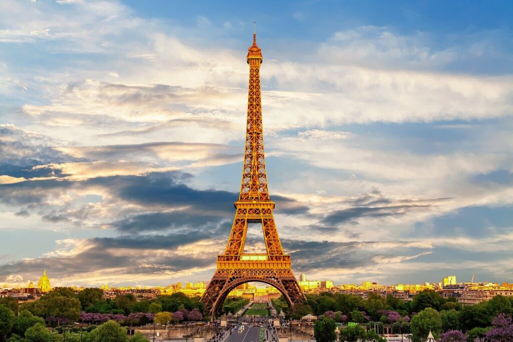 Une image de la Tour Eiffel symbolise l'élection du président de la République Emmanuel Macron le 24 avril 2022