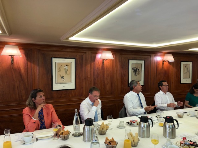 Virginie Normand (Banque Populaire), François Asselin (CPME) et Frédéric Visnovsky (Médiation du crédit, Banque de France) et Germain Simoneau (commission financement, CPME) échangent lors de la table ronde financement des PME de l'Ajpme
