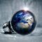 Une ampoule dans laquelle se reflète le globe terrestre pour illustrer la problématique de l'énergie et du changement climatique