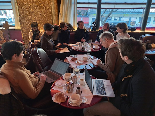 Les intervenants et des journalistes dans un salon du Tourville lors de la table ronde sur les salaires dans les PME